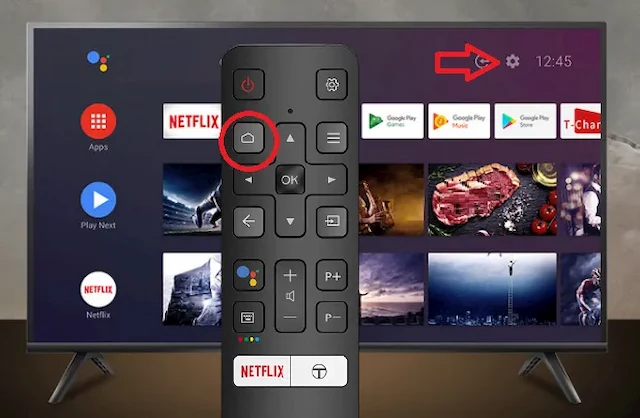 Botão Home no controle remoto de uma Smart TV TCL Android. Ao fundo, uma TV TCL