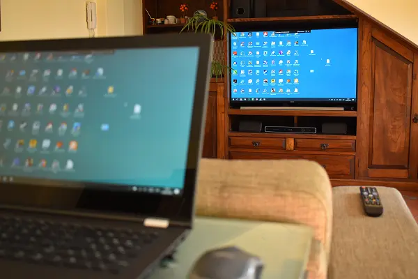Tela de um laptop projetada em uma Samsung Smart TV