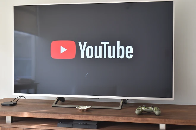 Logotipo do YouTube em uma Smart TV
