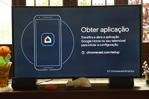 A imagem mostra, em uma TV Samsung, um convite para baixar o aplicativo Google Home no seu smartphone.