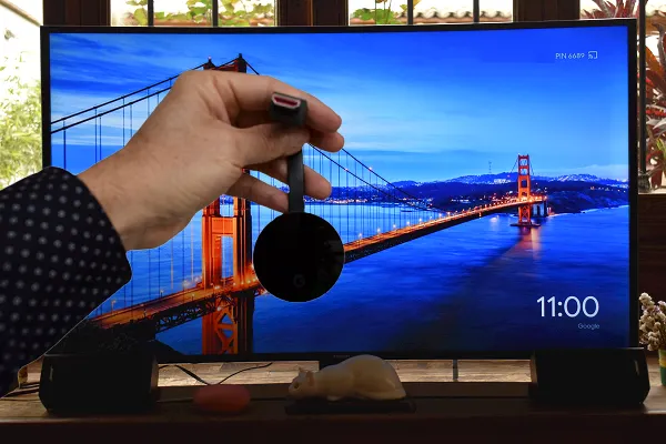 A imagem mostra uma TV Samsung e um dispositivo Chromecast Ultra.
