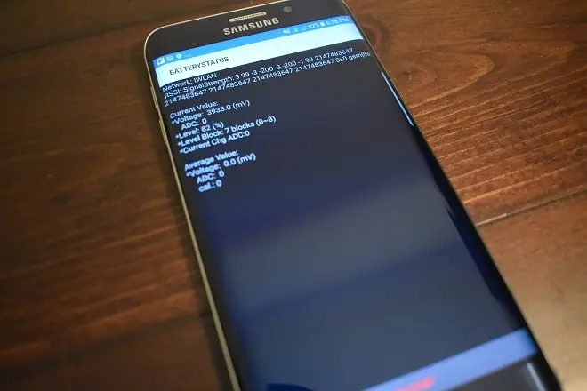 Menu de status da bateria oculta em um telefone Samsung Galaxy
