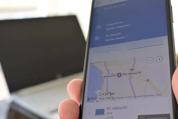 PC com Windows localizado em um mapa de um smartphone
